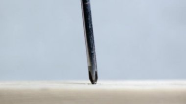 Yönetim Kurulu içinde vida gevşeme ve dışarı çekerek tornavida.