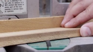 Gönye görünümü kadar yakın bir tahta ve bir açı ahşap parçaları kaldırıldı olarak kesme gördüm.