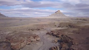 Utah çöl izleme fabrikası Butte yere doğru hareket yoluyla geriye doğru uçan.