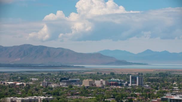 ユタ州プロボ中心街からユタ湖と西の山を望むズームのタイムラプスビュー — ストック動画