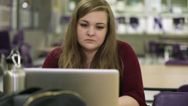 Vista Della Ragazza Adolescente Che Utilizza Computer Portatile Classe Vuota — Video Stock