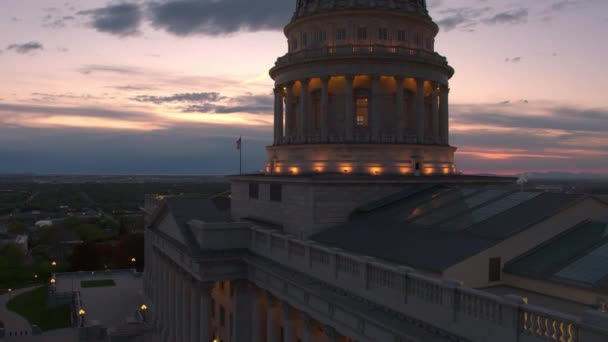 地面に向かって夕暮れを下げることをユタ州議会議事堂の建物の眺め — ストック動画