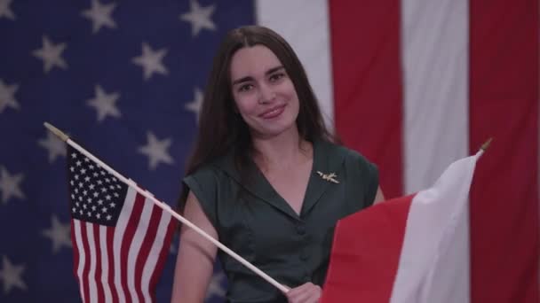 Kvinnen Som Holder Opp Polens Flagg Amerikansk Flagg Mens Hun – stockvideo