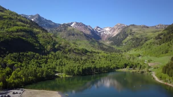 緑の森を見るユタ山脈のスライバー湖フラット上空を飛行する航空写真 — ストック動画