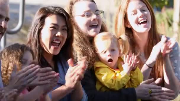 Gruppe Von Menschen Applaudiert Bei Outdoor Veranstaltung Während Sie Lächeln — Stockvideo
