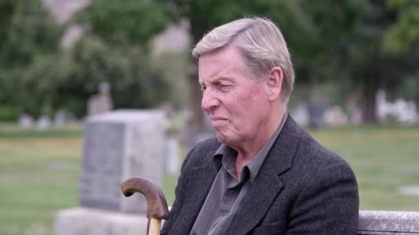 Älterer Mann Sitzt Verloren Gedanken Auf Dem Friedhof Als Die — Stockvideo