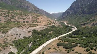 Manzara ile dokuma Provo kanyonda rüzgarlı yolda trafik havadan görünümü.