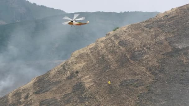 Helikopter Orman Yangını Üzerinde Kova Boşaltma Sigara Yamaç Üzerinden Geçen — Stok video
