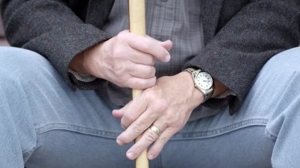 Starší Muž Drží Hůl Poklepá Něj Když Sedí Schodech — Stock video
