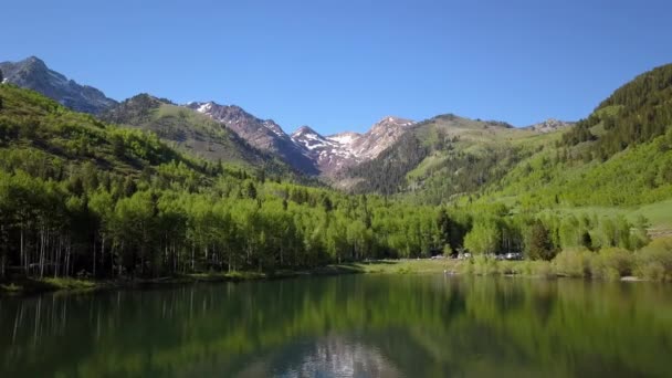 Volare Basso Sopra Lago Salire Sopra Montagne Vista Foresta Spessa — Video Stock