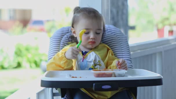 Maluch Siedzi Krzesełko Jedzenia Obiad Pomocą Widelca Karmić Się — Wideo stockowe