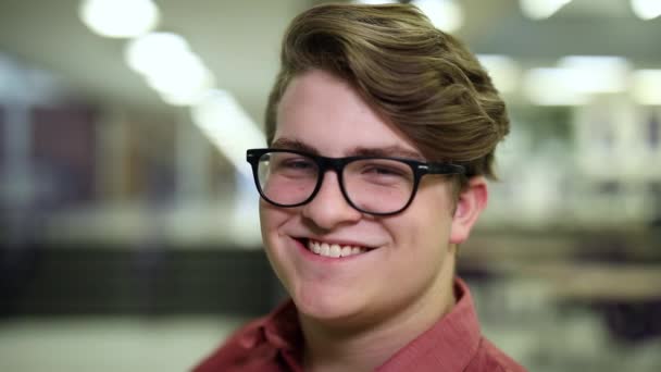 Adolescente Ragazzo Guardando Fotocamera Sorridendo Scuola Vuota — Video Stock