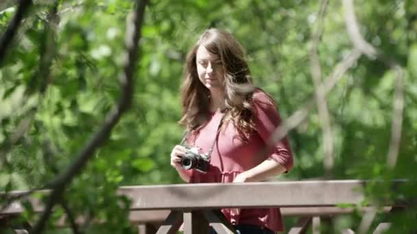 Parkta Yürüyen Kadın Ilginç Bir Şey Tespit Ettikten Sonra Raylara — Stok video