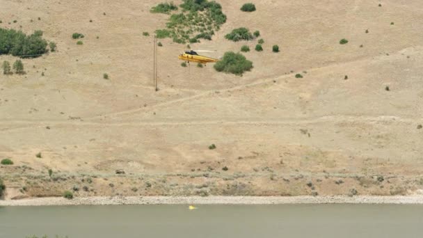 Helicóptero Bajando Hacia Lago Para Llenar Cubo Con Agua Que — Vídeos de Stock
