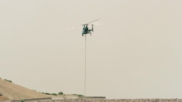 Helicopter Flying Wildfire Filling Bucket Lake Help Extinguish Fire — Stock Video