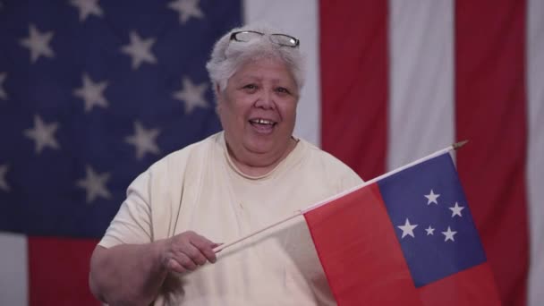 Mujer Orgullosamente Mostrando Bandera Samoa Mientras Levanta Frente Bandera Americana — Vídeo de stock