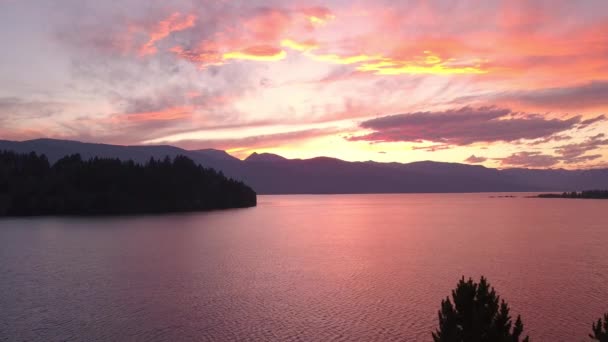 Widok Kolorowy Zachód Słońca Opuszczając Drzewami Obok Jeziora — Wideo stockowe