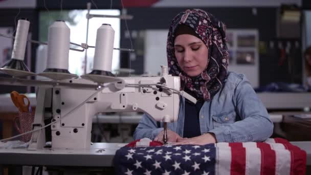 Amerikansk Kvinna Med Irakiska Nedfarter Sömnad Amerikanska Flaggan Letar Upp — Stockvideo