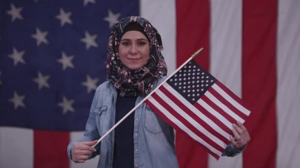 Mirasının Bir Parçası Olarak Başörtüsü Takan Bayrak Tutan Amerikalı Kadın — Stok video