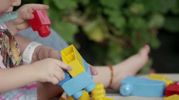 Niño Jugando Con Bloques Como Abuela Ayuda Ponerlos Juntos — Vídeo de stock