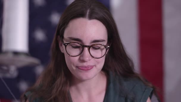 Jonge Vrouw Voor Amerikaanse Vlag Glimlachend Als Omhoog Kijkt — Stockvideo
