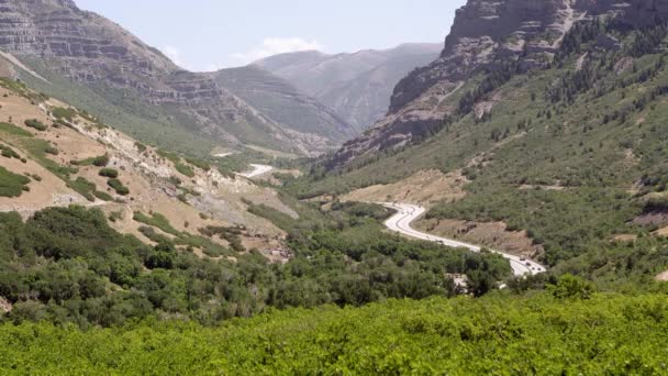 Utsikt Över Vägen Slingrar Sig Genom Canyon Varm Sommardag Som — Stockvideo