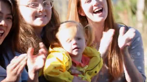 Kızını Kucağına Alan Bir Kadın Açık Havada Alkışlıyor Gülümsüyor — Stok video