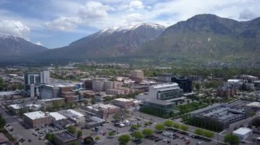 Merkezi Provo, Utah ve Wasatch Dağları havadan görünümü geriye uçan.