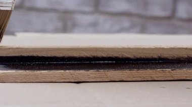 Fırça fırça ahşap üzerinde birkaç vuruş yapar gibi kurulu leke ile resim görünümünü.