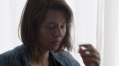 Sinirli kadının yakından görünümü vurgulma ve düşünme.