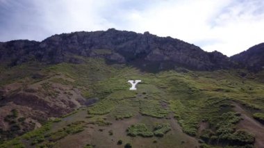 Provo, Utah'taki yamacına yakın hareket eden Y Dağı'nın önünde uçmak.