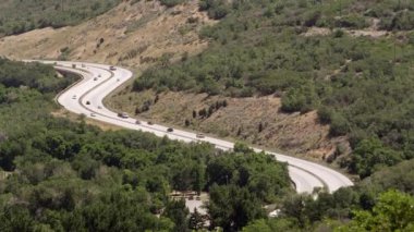 Sıcak yaz günü durma dolambaçlı yolda trafik sürüş görünümü.