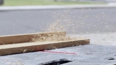 Talaş slowmotion tabloda uçmuş yığını