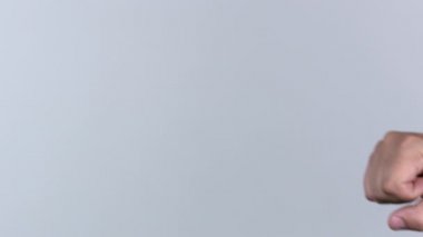 Erkek ve kadın yumruk beyaz ekrana karşı darbeleme.