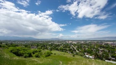Bulutlar gökyüzünde ilerlerken Provo, Utah üzerinde geniş açılı zaman kaybı.