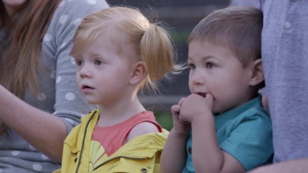 Mały Chłopiec Dziewczyna Zaskoczony Ponieważ Oglądają Wydarzenie Jak Zaczynają Klaskać — Wideo stockowe