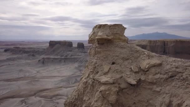 Ανερχόμενη Εναέρια Θέα Του Βράχου Από Την Πλατιά Ανοιχτή Θέα — Αρχείο Βίντεο