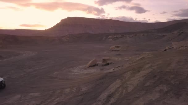 スイング アーム シティ ユタ州で日没時に砂漠の土の丘の上運転 Ohv のビューをパン — ストック動画