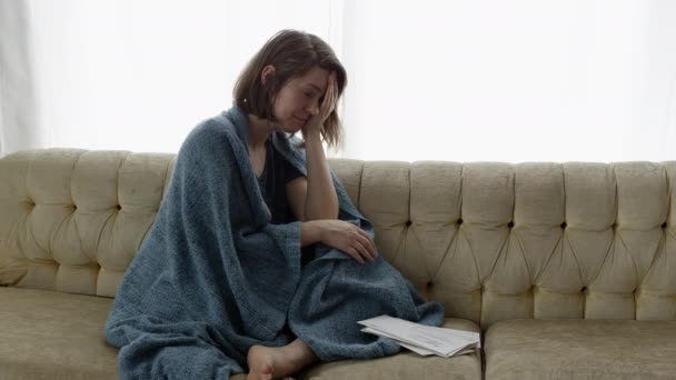 Обезумевшая Женщина Сидящая Диване Завернутая Одеяло Нервничает Глядя Свои Счета — стоковое видео