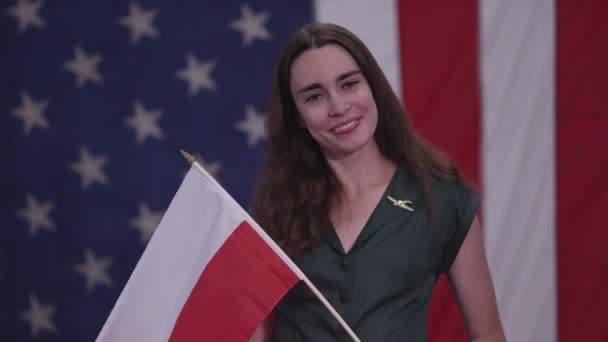 Mujer Sosteniendo Bandera Polonia Mostrando Herencia Mientras Levanta Frente Bandera — Vídeo de stock