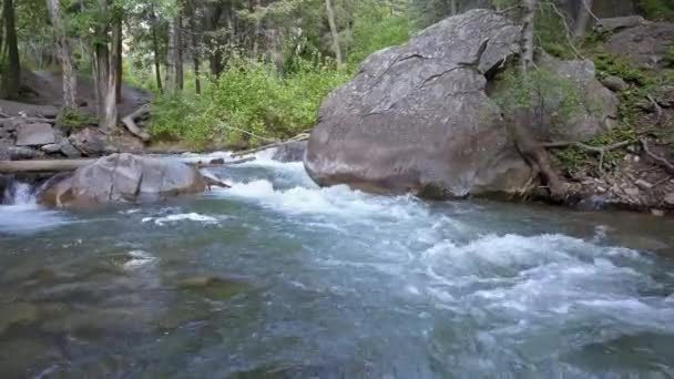 Vista Del Río American Fork Que Fluye Mientras Vuela Bajo — Vídeos de Stock