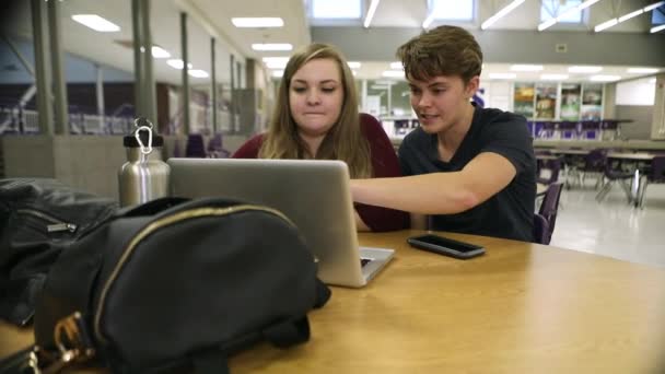 Due Adolescenti Classe Seduti Alla Scrivania Mentre Guardano Computer Portatile — Video Stock