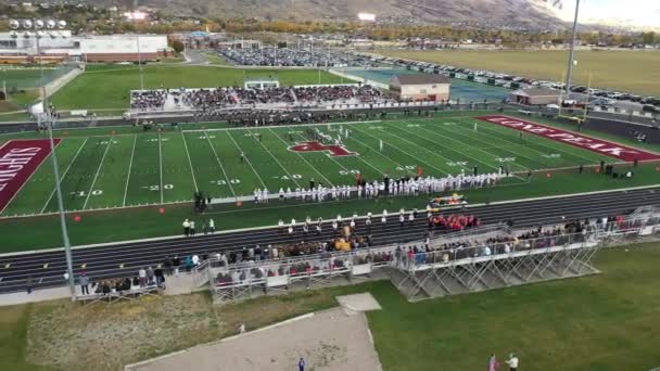 High School Football Game Uitzicht Vanuit Lucht Tijdens Het Draaien — Stockvideo