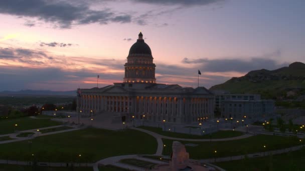 Volando Hacia Edificio Del Capitolio Del Estado Utah Atardecer Mientras — Vídeos de Stock