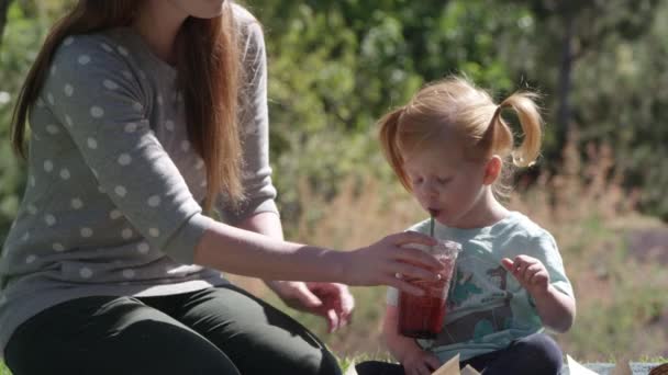 Μητέρα Κρατώντας Κούπα Άχυρο Όπως Κόρη Φυσάει Φυσαλίδες Αυτό Αντί — Αρχείο Βίντεο
