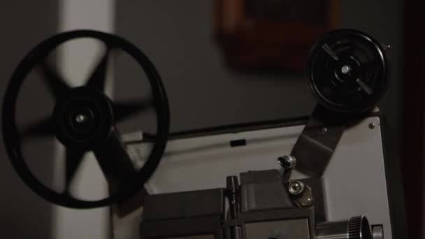 フィルムが完了したときに反転するように古いプロジェクター上のフィルムを巻き戻す — ストック動画