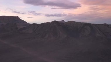 Havadan görünümü yukarı ve kum Dunes üzerinde karanlığı, Utah Desert Swing Arm City fabrika Butte açığa uçan.