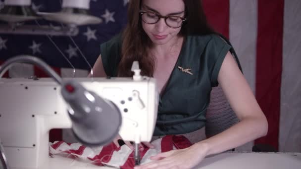 Vrouw Met Behulp Van Naaimachine Amerikaanse Vlag Maken Als Gebruik — Stockvideo