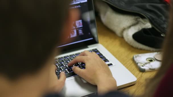Widok Tyłu Jak Ludzie Używają Laptopa Siedzi Obok Siebie — Wideo stockowe