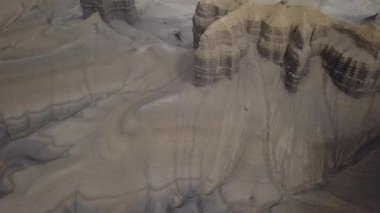 Utah çölünde aşınmış arazi görüntüleme küçük Mesas üzerinde uçan havadan görünümü.